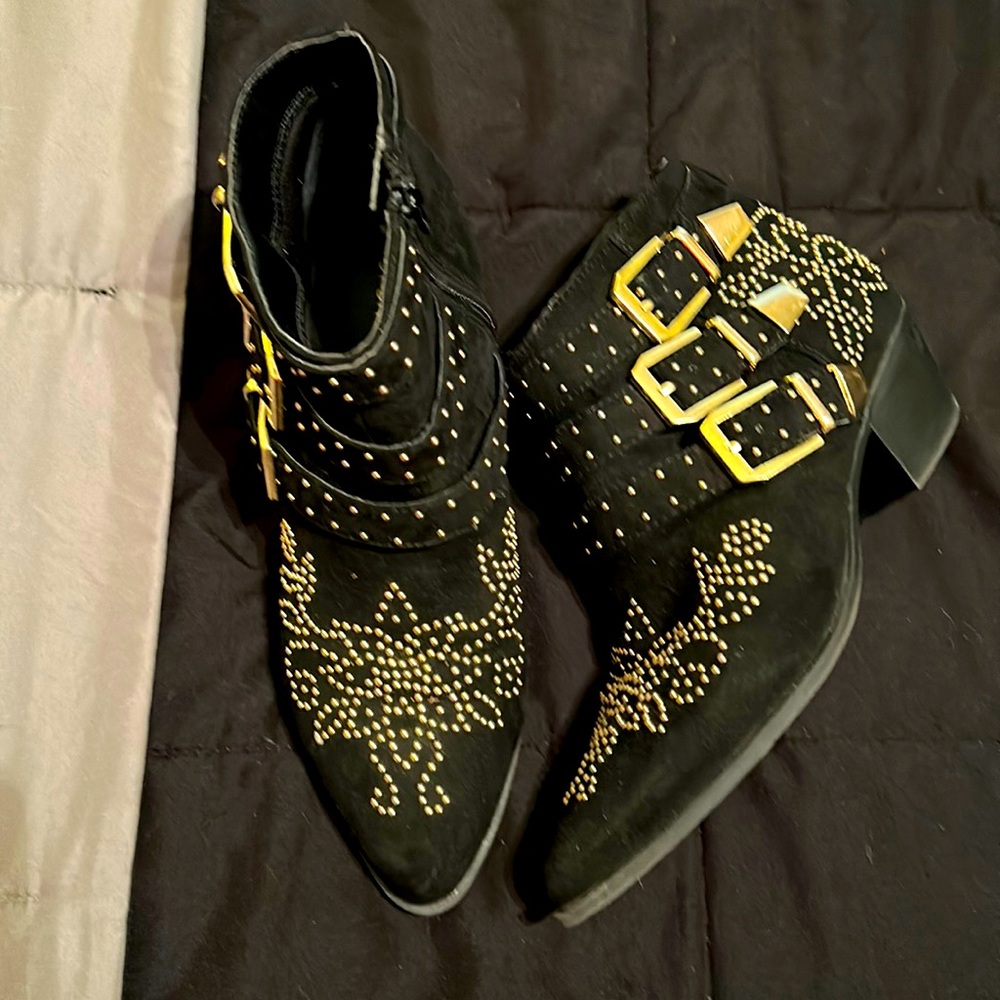 Top shop Black velvet w gold buckle details. Sz 38. Zip back.